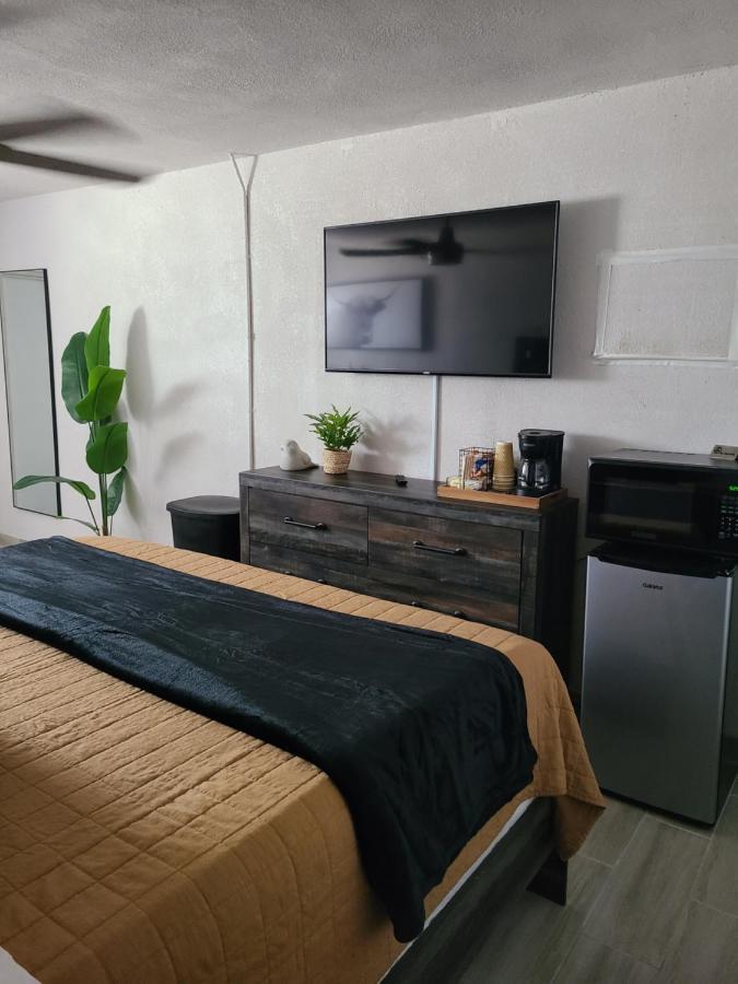 Modern Studio Retreat With King Bed - Cozy Comfort Pahokee Exteriör bild