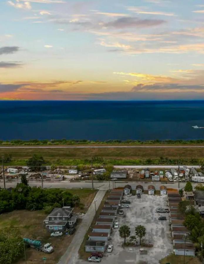 Modern Studio Retreat With King Bed - Cozy Comfort Pahokee Exteriör bild
